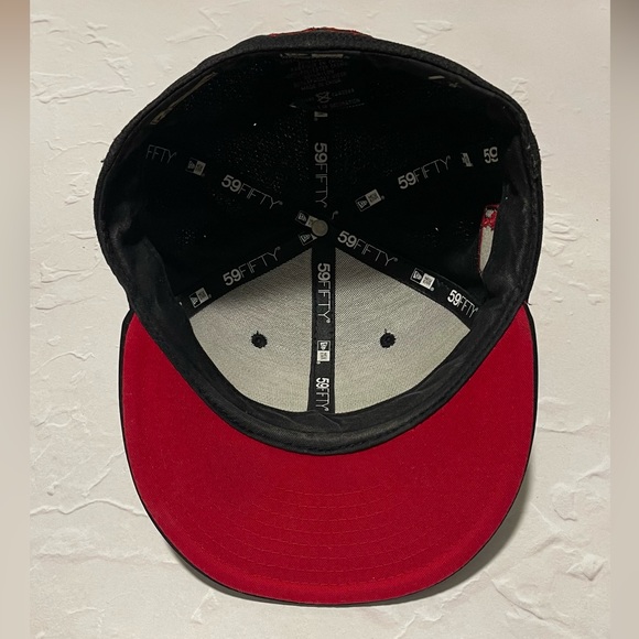 Used New Era Toronto Raptors fitted hat. 7 1/8. Retro logo patch. - Picture 3 of 3